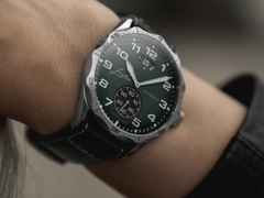 Junghans Meister Pilot Automatic Edelstahl 43mm grünes Zifferblatt schwarzes Lederband – Herrenuhren Uhr mit Datum aus Edelstahl und Leder. Das Gehäuse ist rund und grau. Das Lederarmband ist schwarz. Das Zifferblatt ist arabisch Index und grün. – Ansicht 3