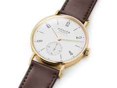 Nomos Glashütte Tangente Gold Neomatik Doré Automatik Gelbgold 35mm weißes Zifferblatt braunes Lederband – Damenuhren Uhr ohne Datum aus 750 Gelbgold und Leder. Das Gehäuse ist rund und gelbgold. Das Lederarmband ist braun. Das Zifferblatt ist arabisch Index und weiß. – Ansicht 3
