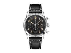 Breitling Avi Ref. 765 1953 Re-Edition Handaufzug Edelstahl 41mm schwarzes Zifferblatt schwarzes Lederbnad – Herrenuhren Chronograph aus Edelstahl. Das Gehäuse ist rund und silber. Das Lederarmband ist schwarz. Das Zifferblatt ist arabisch Index und schwarz.