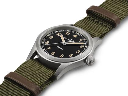 Hamilton Khaki Field Quartz Edelstahl 33mm schwarzes Zifferblatt grünes NATO-Textilband – Damenuhren Uhr ohne Datum aus Edelstahl. Das Gehäuse ist rund und grau. Das Textilarmband ist grün. Das Zifferblatt ist ein Index in schwarz. – Ansicht 2
