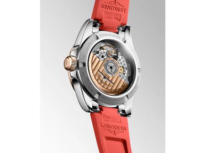Longines Conquest Automatik Edelstahl 34mm silberfarbenes Zifferblatt orangefarbenes Kautschukband – Damenuhren Uhr mit Datum aus 750 Rotgold, Edelstahl und Kautschuk. Das Gehäuse ist rund und silber. Das Kautschuk / Kunststoff / Silikon Armband ist orange. Das Zifferblatt ist ein Index in silber. – Ansicht 3