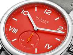 Nomos Glashütte Club Campus 38 Nonstop Red Handaufzug Edelstahl rotes Zifferblatt graues Lederband Glasboden – Herrenuhren Uhr ohne Datum aus Edelstahl und Leder. Das Gehäuse ist rund und silber. Das Lederarmband ist grau. Das Zifferblatt ist arabisch römisch und rot. – Ansicht 2