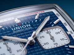 Union Glashütte Averin Chronograph Automatik Edelstahl 41mm blaues Zifferblatt blaues Kautschukband blaues Lederband – Herrenuhren Chronograph aus Edelstahl, Kautschuk und Leder. Das Gehäuse ist quadratisch und silber. Das Lederarmband ist grau. Das Zifferblatt ist ein Index in blau. – Ansicht 7