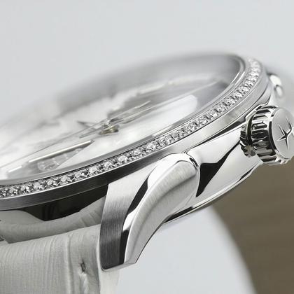 Hamilton Jazzmaster Open Heart Lady Automatik Edelstahl 36mm Perlmutt-Zifferblatt mit Brillanten weißes Lederband – Damenuhren Uhr ohne Datum aus Edelstahl. Das Gehäuse ist rund und silber. Das Lederarmband Kroko / Alligator ist weiß. Das Zifferblatt ist ein Index in weiß. – Ansicht 3