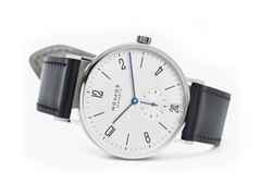 Nomos Glashütte Tangente 38 Datum Handaufzug Edelstahl 38mm weißes Zifferblatt schwarzes Lederband Glasboden – Herrenuhren Uhr mit Datum aus Edelstahl und Leder. Das Gehäuse ist rund und silber. Das Lederarmband ist schwarz. Das Zifferblatt ist arabisch Index und silber. – Ansicht 4