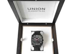 Union Glashütte Averin Chronograph Automatik Edelstahl Schwarz-DLC 41mm schwarzes Zifferblatt Textilband D015.527.38.051.00 Full Set Top mit Garantie Occasion – Herrenuhren Chronograph aus DLC beschichtet und Edelstahl. Das Gehäuse ist quadratisch und schwarz. Das Textilarmband ist schwarz. Das Zifferblatt ist arabisch Index und schwarz. – Ansicht 3