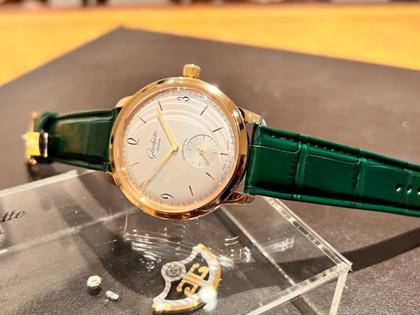 Glashütte Original Sixties Kleine Sekunde Automatik Roségold 42mm silberfarbenes Zifferblatt grünes Lederband – Herrenuhren Uhr ohne Datum aus 750 Rotgold. Das Gehäuse ist rund und roségold. Das Lederarmband Kroko / Alligator ist grün. Das Zifferblatt ist arabisch Index und silber. – Ansicht 7