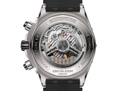Breitling Super Chronomat B01 44 Automatik graues Zifferblatt schwarzes Kautschukband – Herrenuhren Chronograph aus Kautschuk, Keramik und Titan. Das Gehäuse ist rund und grau. Das Kautschuk / Kunststoff / Silikon Armband ist schwarz. Das Zifferblatt ist ein Index in anthrazit. – Ansicht 2