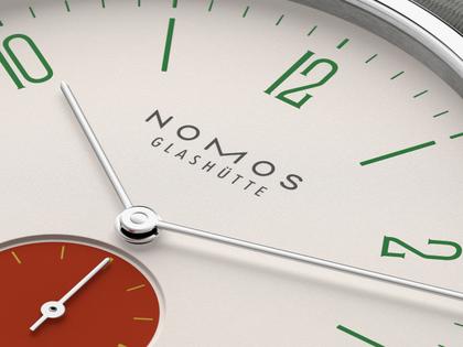 Nomos Glashütte Tangente 38 Datum "175 Years Watchmaking - Stop" Handaufzug Edelstahl cremeweißes Zifferblatt graues Textilband Glasboden – Herrenuhren Uhr mit Datum aus Edelstahl. Das Gehäuse ist rund und silber. Das Textilarmband ist grau. Das Zifferblatt ist arabisch Index und beige. – Ansicht 6