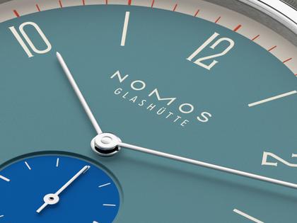 Nomos Glashütte Tangente 38 Datum "175 Years Watchmaking - Super Sardine" Handaufzug Edelstahl blaues Zifferblatt graues Textilband Glasboden – Herrenuhren Uhr mit Datum aus Edelstahl. Das Gehäuse ist rund und silber. Das Textilarmband ist grau. Das Zifferblatt ist arabisch Index und blau. – Ansicht 5