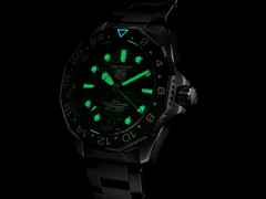 TAG Heuer Aquaracer Professional 300 GMT Automatik Edelstahl 42mm grünes Zifferblatt Metallband – Herrenuhren Uhr mit Datum aus Edelstahl und Keramik. Das Gehäuse ist rund und silber. Das Edelstahlarmband ist silber. Das Zifferblatt ist ein Index in grün. – Ansicht 5