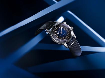 Longines Legend Diver Automatik Edelstahl 42mm blaues Zifferblatt blaues Lederband – Herrenuhren Uhr mit Datum aus Edelstahl. Das Gehäuse ist rund und silber. Das Lederarmband ist blau. Das Zifferblatt ist arabisch Index und blau. – Ansicht 3
