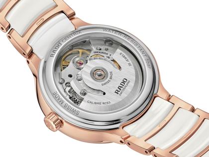 Rado Centrix Diamonds Automatik Edelstahl Roségold-PVD 35mm weißes Zifferblatt mit Brillanten Metallband – Damenuhren Uhr mit Datum aus Edelstahl, Keramik und PVD beschichtet. Das Gehäuse ist rund und roségold. Das Keramikarmband ist weiß. Das Zifferblatt ist ein Index in weiß. – Ansicht 4