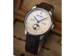 Union Glashütte 1893 Johannes Dürrstein Edition Doppelmondphase Handaufzug Edelstahl 41mm beiges Zifferblatt braunes Lederband – Herrenuhren Uhr mit Datum aus Edelstahl und Leder. Das Gehäuse ist rund und silber. Das Lederarmband ist braun. Das Zifferblatt ist römisch Index und beige. – Ansicht 5