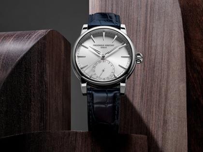 Frederique Constant Classic Date Manufacture Automatik Edelstahl 40mm weißes Zifferblatt schwarzes Lederband – Herrenuhren Uhr mit Datum aus Edelstahl und Leder. Das Gehäuse ist rund und silber. Das Lederarmband Kroko / Alligator ist schwarz. Das Zifferblatt ist ein Index in weiß. – Ansicht 4