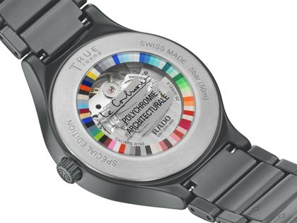 Rado True Round x Les Couleurs Le Corbusier Automatik Keramik 40mm graues Zifferblatt graues Keramikband – Herrenuhren Uhr ohne Datum aus Keramik und Titan. Das Gehäuse ist rund und grau. Das Keramikarmband ist grau. Das Zifferblatt ist ohne Zeichen und grau. – Ansicht 4