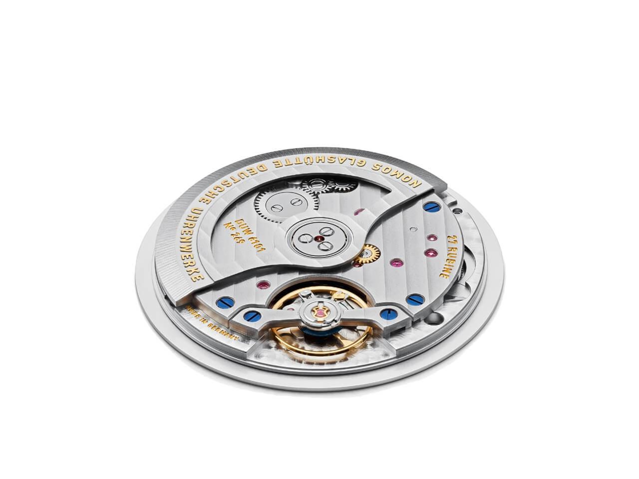 Nomos Glashütte Tangente 41 neomatik Update Automatik Edelstahl 40mm weißes Zifferblatt schwarzes Lederband – Herrenuhren Uhr mit Datum aus Edelstahl. Das Gehäuse ist rund und silber. Das Lederarmband ist schwarz. Das Zifferblatt ist arabisch Index und weiß. – Ansicht 9