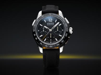 Union Glashütte Belisar Chronograph Sport Automatik Edelstahl Schwarz-DLC 43mm schwarzes Zifferblatt schwarzes Lederband – Herrenuhren Chronograph aus DLC beschichtet, Edelstahl und Leder. Das Gehäuse ist rund und silber. Das Lederarmband ist schwarz. Das Zifferblatt ist arabisch Index und schwarz. – Ansicht 4