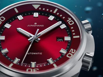 Junghans Aquaris Red Automatik Edelstahl 47mm rotes Zifferblatt Metallband und schwarzes Kautschukband – Herrenuhren Uhr mit Datum aus Edelstahl und Kautschuk. Das Gehäuse ist rund und silber. Das Edelstahlarmband ist silber. Das Zifferblatt ist ein Index in rot. – Ansicht 3