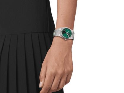 Tissot PRX Quarz Edelstahl 35mm grünes Zifferblatt Metallband – Damenuhren Uhr mit Datum aus Edelstahl. Das Gehäuse ist rund und silber. Das Edelstahlarmband ist silber. Das Zifferblatt ist ein Index in grün. – Ansicht 4