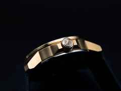 Mühle Glashütte 29er Big Bronze Edition 1994 Automatik 42,4mm blaues Zifferblatt blaues Canvasband – Herrenuhren Uhr mit Datum aus Edelstahl. Das Gehäuse ist rund und roségold. Das Textilarmband ist blau. Das Zifferblatt ist ein Index in weiß. – Ansicht 3