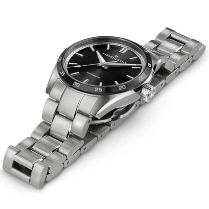Hamilton Jazzmaster Performer Auto Edelstahl 34mm schwarzes Zifferblatt Metallband – Damenuhren Uhr ohne Datum aus Edelstahl. Das Gehäuse ist rund und silber. Das Edelstahlarmband ist silber. Das Zifferblatt ist ein Index in schwarz. – Ansicht 2