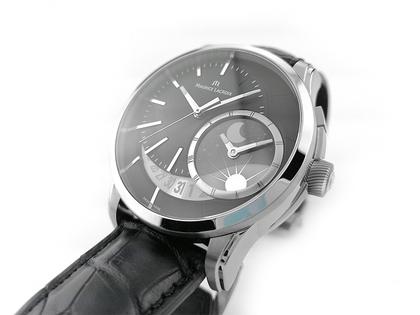 Maurice Lacroix Pontos Decentrique GMT Automatik Edelstahl 43mm schwarzes Zifferblatt schwarzes Lederband PT6118-SS001-330 Full Set Occasion Neu – Herrenuhren Uhr mit Datum aus Edelstahl. Das Gehäuse ist rund und silber. Das Lederarmband Kroko / Alligator ist schwarz. Das Zifferblatt ist römisch Index und schwarz. – Ansicht 4