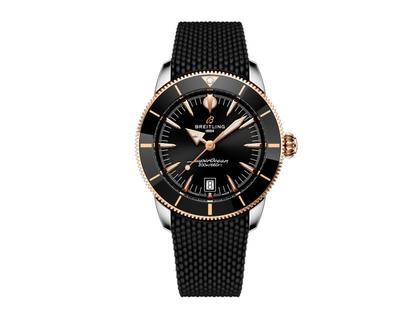 Herrenuhren Uhr mit Datum aus 750 Rotgold, Edelstahl, Kautschuk und Keramik. Das Gehäuse ist rund und silber. Das Kautschuk / Kunststoff / Silikon Armband ist schwarz. Das Zifferblatt ist ein Index in schwarz.