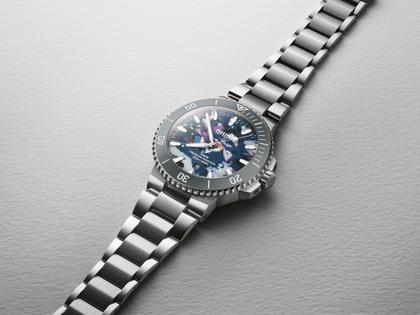 Oris Aquis Date Upcycle Automatik Edelstahl 43,5mm mehrfarbiges Zifferblatt Metallband – Herrenuhren Uhr mit Datum aus Edelstahl und Keramik. Das Gehäuse ist rund und silber. Das Edelstahlarmband ist silber. Das Zifferblatt ist ein Index in mehrfarbig. – Ansicht 2