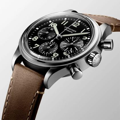 Longines Avigation Bigeye Automatik Titan 41mm schwarzes Zifferblatt graues Lederband – Herrenuhren Chronograph aus Edelstahl. Das Gehäuse ist rund und silber. Das Lederarmband ist braun. Das Zifferblatt ist arabisch und schwarz. – Ansicht 2