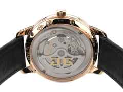Glashütte Original Senator Automatik Rotgold 40mm silbernes Zifferblatt Lederband 1-39-59-01-05-04 Full Set mit Garantie Occasion – Herrenuhren Uhr ohne Datum aus 750 Rotgold. Das Gehäuse ist rund und rotgold. Das Lederarmband Kroko / Alligator ist schwarz. Das Zifferblatt ist römisch und silber. – Ansicht 2