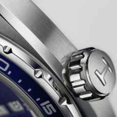 Hamilton American Classic Pan Europe Automatik Edelstahl 42 mm blau Lederband schwarz – Herrenuhren Uhr mit Datum aus Edelstahl und Leder. Das Gehäuse ist rund und silber. Das Lederarmband ist schwarz. Das Zifferblatt ist ein Index in blau. – Ansicht 6