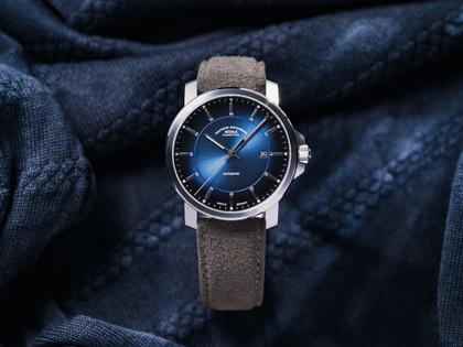 Mühle Glashütte 29er Casual Automatik Edelstahl 42,4mm blaues Zifferblatt braunes Lederband – Herrenuhren Uhr mit Datum aus Edelstahl und Leder. Das Gehäuse ist rund und silber. Das Lederarmband ist blau. Das Zifferblatt ist ein Index in braun. – Ansicht 6