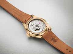 Oris Big Crown Wings of Hope Limited Edition Automatik Gelbgold 38mm weißes Zifferblatt braunes Lederband – Herrenuhren Uhr ohne Datum aus 750 Gelbgold und Leder. Das Gehäuse ist rund und gelbgold. Das Lederarmband ist braun. Das Zifferblatt ist arabisch und weiß. – Ansicht 3