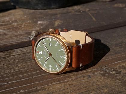 Mühle Glashütte Terrasport IV Bronze Khaki Edition Automatik 42mm grünes Zifferblatt braunes Lederband – Herrenuhren Uhr mit Datum aus Bronze und Edelstahl. Das Gehäuse ist rund und roségold. Das Lederarmband ist braun. Das Zifferblatt ist arabisch und grün. – Ansicht 4
