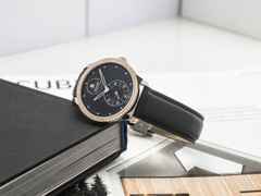 Union Glashütte Seris  Damenuhr kleine Sekunde mit Datum Stahl Gold schwarzes Zifferblatt Brillanten schwarzes Lederband – Damenuhren Uhr mit Datum aus 750 Rotgold und Edelstahl. Das Gehäuse ist rund und silber. Das Lederarmband ist schwarz. Das Zifferblatt ist ein Index in schwarz. – Ansicht 2