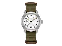 Hamilton Khaki Field Mechanical Power Reserve Handaufzug Edelstahl 40mm weißes Zifferblatt grünes Textilband – Herrenuhren Uhr ohne Datum aus Edelstahl. Das Gehäuse ist rund und silber. Das Textilarmband ist grün. Das Zifferblatt ist arabisch und weiß.