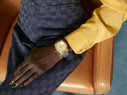 Gucci Dive Automatik Edelstahl 40mm silbernes Zifferblatt Metallband YA136357 – Herrenuhren Uhr ohne Datum aus Edelstahl, PVD beschichtet und vergoldet. Das Gehäuse ist rund und silber. Das Edelstahlarmband ist silber. Das Zifferblatt ist ein Index in silber. – Ansicht 4