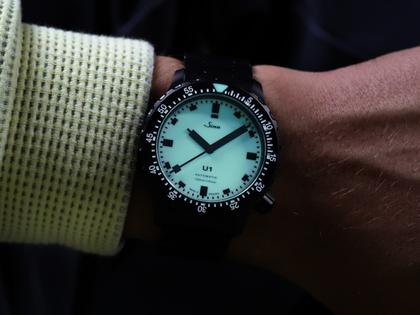 Sinn Spezialuhren U1 S L Automatik U-Boot-Stahl 44mm weißes Zifferblatt schwarzes Kautschukband limitiert – Herrenuhren Uhr ohne Datum aus Edelstahl, Kautschuk, Metall und PVD beschichtet. Das Gehäuse ist rund und schwarz. Das Kautschuk / Kunststoff / Silikon Armband ist schwarz. Das Zifferblatt ist ein Index in weiß. – Ansicht 7