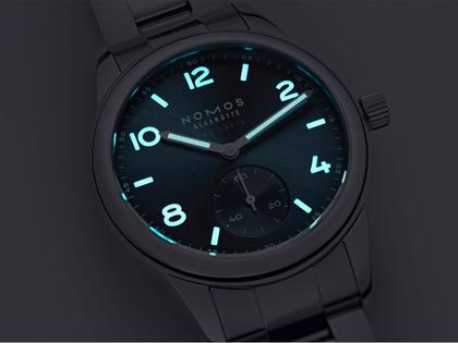 Nomos Glashütte Club Sport neomatik 37 Polar Automatik Edelstahl blaues Zifferblatt Metallband Stahlboden – Herrenuhren Uhr ohne Datum aus Edelstahl. Das Gehäuse ist rund und silber. Das Edelstahlarmband ist silber. Das Zifferblatt ist arabisch Index und blau. – Ansicht 4