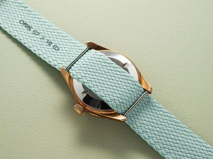 Oris Divers Sixty-Five Cotton Candy Automatik Bronze 38mm grünes Zifferblatt grünes Textilband – Damenuhren Uhr mit Datum aus Bronze und Leder. Das Gehäuse ist rund und roségold. Das Textilarmband ist grün. Das Zifferblatt ist ein Index in grün. – Ansicht 4