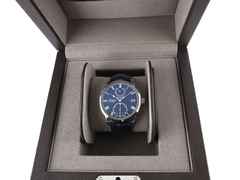 Glashütte Original Senator Chronometer Handaufzug Weißgold blau Lederband 1-58-01-05-34-30 Full Set Occasion New – Herrenuhren Uhr mit Datum aus 750 Weißgold, Edelstahl und Leder. Das Gehäuse ist rund und silber. Das Lederarmband Kroko / Alligator ist blau. Das Zifferblatt ist römisch und blau. – Ansicht 3