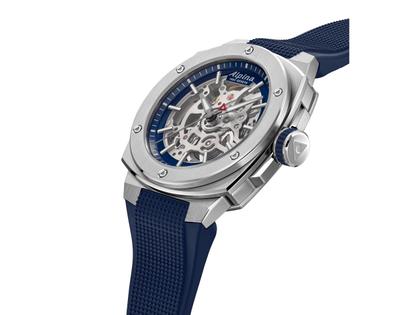 Alpina Alpiner Extreme Skeleton Automatik Edelstahl 39mm blaues Zifferblatt blaues Kautschukband – Herrenuhren Uhr ohne Datum aus Edelstahl und Kautschuk. Das Gehäuse ist rund und silber. Das Kautschuk / Kunststoff / Silikon Armband ist blau. Das Zifferblatt ist skelettiert und blau. – Ansicht 3