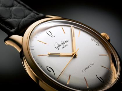 Glashütte Original Sixties Automatik Roségold 39mm silberfarbenes Zifferblatt schwarzes Lederband – Herrenuhren Uhr ohne Datum aus 750 Rotgold. Das Gehäuse ist rund und roségold. Das Lederarmband Kroko / Alligator ist schwarz. Das Zifferblatt ist arabisch Index und silber. – Ansicht 2
