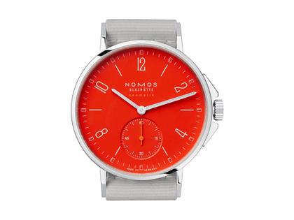 Nomos Glashütte Ahoi neomatik Signalrot Automatik Edelstahl 36mm rotes Zifferblatt graues Textilband – Damenuhren Uhr ohne Datum aus Edelstahl. Das Gehäuse ist rund und silber. Das Textilarmband ist grau. Das Zifferblatt ist arabisch Index und rot. – Ansicht 4