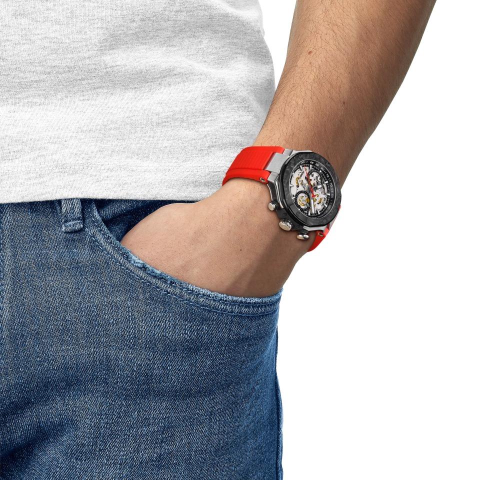 Tissot T-Race MotoGP                    2026 Chronograph Limited Edition Automatic Edelstahl 45mm skelettiertes Zifferblatt rotes Silikonband – Herrenuhren Chronograph aus Edelstahl und PVD beschichtet. Das Gehäuse ist rund und silber. Das Kautschuk / Kunststoff / Silikon Armband ist rot. Das Zifferblatt ist ein Index in silber. – Ansicht 9