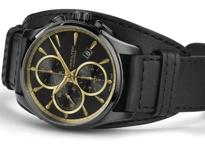 Hamilton Jazzmaster Auto Chrono Edelstahl PVD-Schwarz 42mm schwarz-goldenes Zifferblatt schwarzes Lederband – Herrenuhren Chronograph aus Edelstahl, Leder und PVD beschichtet. Das Gehäuse ist rund und schwarz. Das Lederarmband ist schwarz. Das Zifferblatt ist ein Index in schwarz. – Ansicht 3