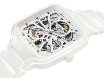 Rado True Square Open Heart Automatik Keramik 38mm weißes Zifferblatt weißes Keramikband – Herrenuhren Uhr ohne Datum aus Keramik, rhodiniert und Titan. Das Gehäuse ist quadratisch und weiß. Das Keramikarmband ist weiß. Das Zifferblatt ist skelettiert und weiß. – Ansicht 2