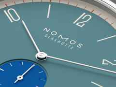 Nomos Glashütte Tangente 38 Datum "175 Years Watchmaking - Super Sardine" Handaufzug Edelstahl blaues Zifferblatt graues Textilband Glasboden – Herrenuhren Uhr mit Datum aus Edelstahl. Das Gehäuse ist rund und silber. Das Textilarmband ist grau. Das Zifferblatt ist arabisch Index und blau. – Ansicht 5