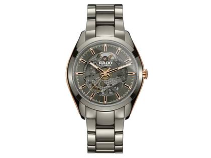 Rado HyperChrome Open Heart Automatik Keramik 42mm skelettiertes Zifferblatt graues Keramikband – Herrenuhren Uhr ohne Datum aus Edelstahl, Keramik, PVD beschichtet und Titan. Das Gehäuse ist rund und grau. Das Keramikarmband ist grau. Das Zifferblatt ist ein Index in grau.